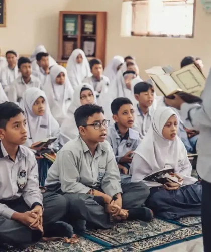Siswa SMP Islam terbaik di Jogja sedang belajar tahfidz Al-Quran