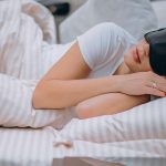 Cara meningkatkan kualitas tidur malam dengan menciptakan suasana kamar yang nyaman.