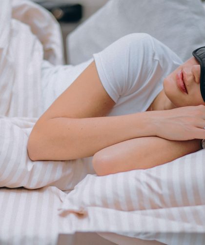 Cara meningkatkan kualitas tidur malam dengan menciptakan suasana kamar yang nyaman.
