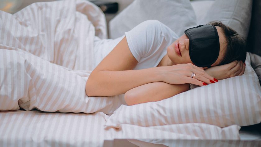 Cara meningkatkan kualitas tidur malam dengan menciptakan suasana kamar yang nyaman.