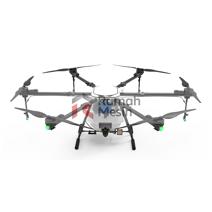 Drone sprayer pertanian menyemprotkan cairan pada area tanaman.